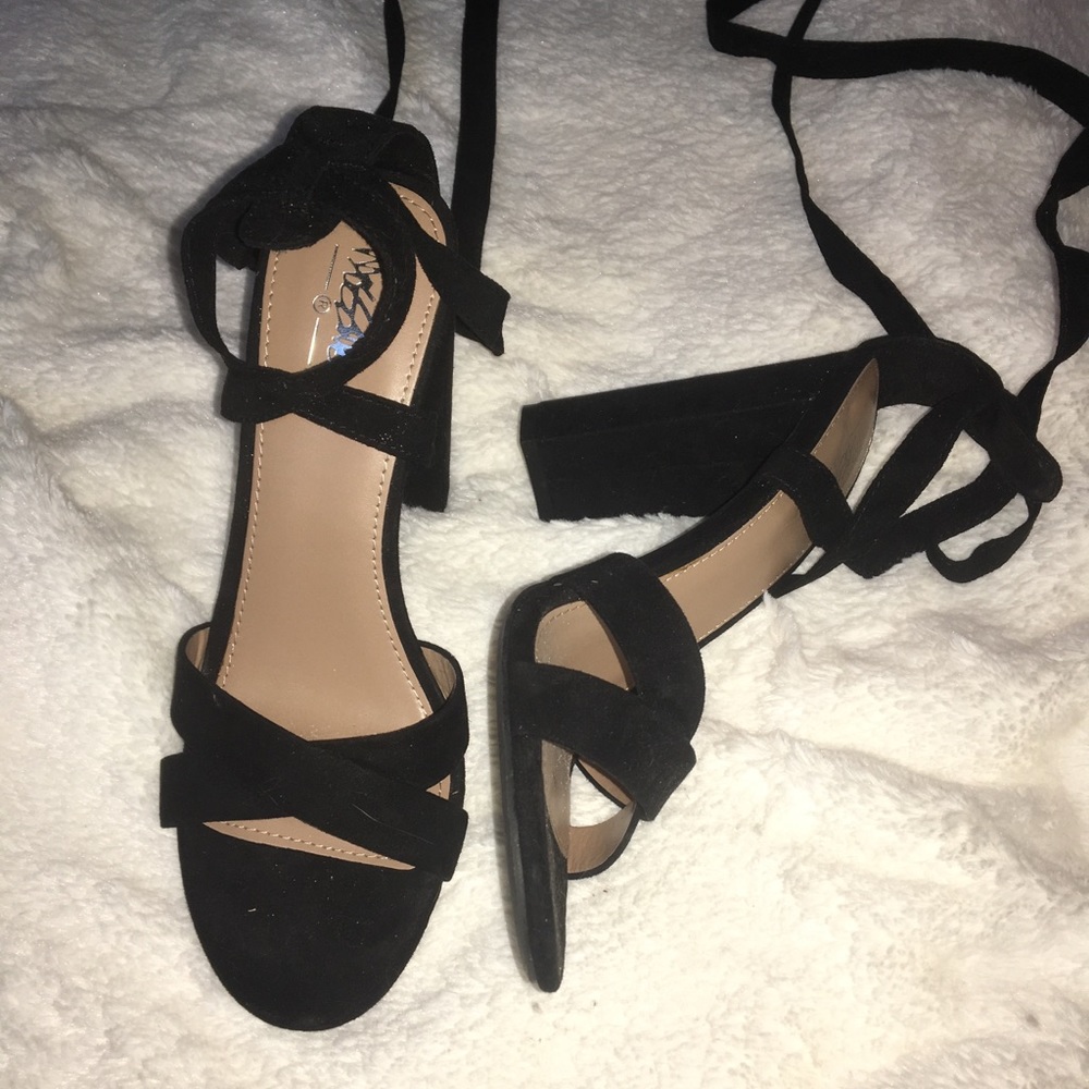 Black block heel knee high lace ups! 🌓